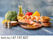 Набор полезных продуктов с рыбьим жиром в таблетках на цветном фоне. Стоковое фото, фотограф Pixel_shot / Фотобанк Лори