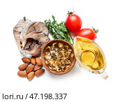 Набор полезных продуктов с рыбьим жиром в таблетках на белом фоне. Стоковое фото, фотограф Pixel_shot / Фотобанк Лори