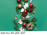 Новогодние игрушки с еловыми ветками и бантиками на зеленом фоне. Стоковое фото, фотограф Pixel_shot / Фотобанк Лори