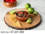 Чаша вкусной сальсы Пико де Галло и начос на столе. Стоковое фото, фотограф Pixel_shot / Фотобанк Лори