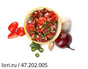 Чаша вкусной сальсы Пико де Галло на белом фоне. Стоковое фото, фотограф Pixel_shot / Фотобанк Лори