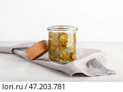 Стеклянная банка с консервированным перцем халапеньо на светлом фоне. Стоковое фото, фотограф Pixel_shot / Фотобанк Лори