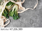 Сумка для покупок со свежей капустой пак чой на гранж-фоне. Стоковое фото, фотограф Pixel_shot / Фотобанк Лори
