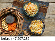 Миски риса Кутя, ингредиенты и венок на деревянном фоне. Стоковое фото, фотограф Pixel_shot / Фотобанк Лори