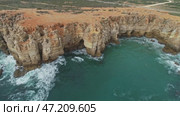 Aerial view on Atlantic coast cliffs and waves. Стоковое видео, видеограф Михаил Коханчиков / Фотобанк Лори