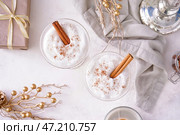Стаканы вкусного коктейля из гоголя-моголь и рождественский декор на светлом фоне. Стоковое фото, фотограф Pixel_shot / Фотобанк Лори
