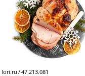 Тарелка с вкусной ветчиной, сушеными цитрусами, елочными ветками и снежинками на белом фоне. Стоковое фото, фотограф Pixel_shot / Фотобанк Лори