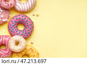 Вкусные глазированные пончики на желтом фоне. Стоковое фото, фотограф Pixel_shot / Фотобанк Лори