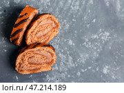 Кусочки вкусного бисквита на сером столе. Стоковое фото, фотограф Pixel_shot / Фотобанк Лори