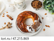 Тарелка с вкусным рождественским венком, кутьей и украшениями на светлом фоне. Стоковое фото, фотограф Pixel_shot / Фотобанк Лори