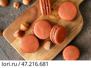 Вкусные макаруны с фундуком на сером фоне. Стоковое фото, фотограф Pixel_shot / Фотобанк Лори