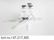Шприцы и ампулы с наполнителем для косметологии на белом фоне. Стоковое фото, фотограф Pixel_shot / Фотобанк Лори