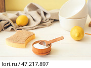 Чаша с содой и губкой на столе на кухне. Концепция экологии. Стоковое фото, фотограф Pixel_shot / Фотобанк Лори