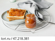 Банка вкусного абрикосового джема и тостов на столе. Стоковое фото, фотограф Pixel_shot / Фотобанк Лори