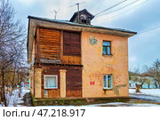 Торец старого дома зимой в районе малоэтажной застройки во Фрязино (2024 год). Стоковое фото, фотограф Владимир Шипикин / Фотобанк Лори