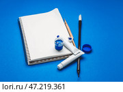 Принадлежности для занятий каллиграфией на цветном фоне. Стоковое фото, фотограф Pixel_shot / Фотобанк Лори