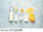 Разные молочные продукты без лактозы на цветном фоне. Стоковое фото, фотограф Pixel_shot / Фотобанк Лори
