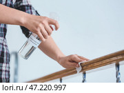 Женщина дезинфицирует перила, крупным планом. Стоковое фото, фотограф Pixel_shot / Фотобанк Лори