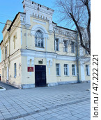 View on Old building Sovetskaya, street in Orenburg town, Russia. Редакционное фото, фотограф Татьяна Кахилл / Фотобанк Лори