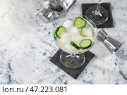Стакан вкусного огурца мартини на столе. Стоковое фото, фотограф Pixel_shot / Фотобанк Лори