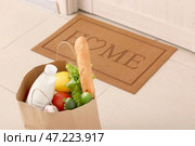 Продукты оставленные курьером службы доставки еды возле двери. Концепция эпидемии. Стоковое фото, фотограф Pixel_shot / Фотобанк Лори
