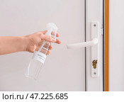 Женщина дезинфицирует дверную ручку, крупным планом. Стоковое фото, фотограф Pixel_shot / Фотобанк Лори