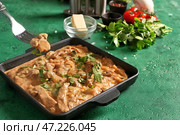 Поедание вкусного бефстроганова на столе. Стоковое фото, фотограф Pixel_shot / Фотобанк Лори