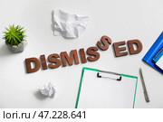 Слово ОТКЛЮЧЕНО с мятой бумагой и канцелярскими принадлежностями на белом фоне. Стоковое фото, фотограф Pixel_shot / Фотобанк Лори