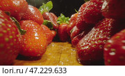 A CloseUp Image of Fresh and Juicy Strawberries Showcasing Their Vibrant Colors and Texture. Стоковое видео, видеограф Владимир Ковальчук / Фотобанк Лори