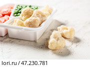 Разделенная коробка с разными замороженными овощами на белом фоне. Стоковое фото, фотограф Pixel_shot / Фотобанк Лори