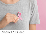 Женщина с розовой лентой, крупным планом. Концепция осведомленности рака груди. Стоковое фото, фотограф Pixel_shot / Фотобанк Лори