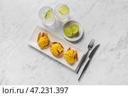 Тарелка с вкусными яйцами Бенедикт на столе. Стоковое фото, фотограф Pixel_shot / Фотобанк Лори