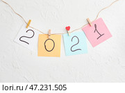Бумаги с написанной цифрой 2021 на белом фоне. Стоковое фото, фотограф Pixel_shot / Фотобанк Лори