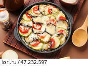 Форма для запекания с вкусной рисовой запеканкой на столе. Стоковое фото, фотограф Pixel_shot / Фотобанк Лори