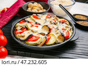 Форма для запекания с вкусной рисовой запеканкой на столе. Стоковое фото, фотограф Pixel_shot / Фотобанк Лори