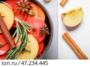Кастрюля с горячим глинтвейном на столе, крупным планом. Стоковое фото, фотограф Pixel_shot / Фотобанк Лори