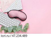 Маска для сна и клавиатура на цветном фоне. Стоковое фото, фотограф Pixel_shot / Фотобанк Лори