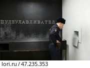 Получение сотрудником полиции табельного оружия перед заступлением на службу (2017 год). Редакционное фото, фотограф Free Wind / Фотобанк Лори