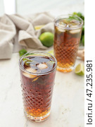 Бокалы вкусного коктейля Cuba Libre на столе. Стоковое фото, фотограф Pixel_shot / Фотобанк Лори