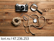 Набор дорожных принадлежностей с веревкой на деревянном фоне. Стоковое фото, фотограф Pixel_shot / Фотобанк Лори