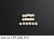 Кубики с текстом BLACK LIVES MATTER на темном фоне. Стоковое фото, фотограф Pixel_shot / Фотобанк Лори