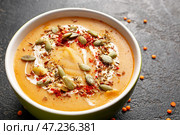 Чаша вкусного супа из чечевицы на темном фоне. Стоковое фото, фотограф Pixel_shot / Фотобанк Лори