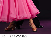 Симпатичные маленькие дети танцуют на темном фоне. Стоковое фото, фотограф Pixel_shot / Фотобанк Лори