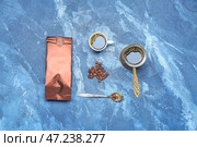 Композиция с кофейным пакетиком, чашкой и джезвой на цветном фоне. Стоковое фото, фотограф Pixel_shot / Фотобанк Лори