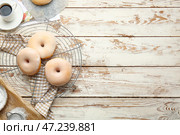 Вкусные пончики и чашка кофе на деревянном фоне. Стоковое фото, фотограф Pixel_shot / Фотобанк Лори