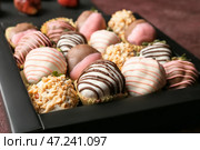 Коробка со вкусной глазированной клубникой на столе. Стоковое фото, фотограф Pixel_shot / Фотобанк Лори