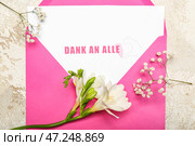 Открытка с текстом DANK AN ALLE, конверт и цветы на фоне гранж, крупным планом. Стоковое фото, фотограф Pixel_shot / Фотобанк Лори