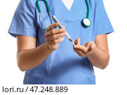 Доктор берет образец крови с ланцетной ручкой на белом фоне. Концепция диабета. Стоковое фото, фотограф Pixel_shot / Фотобанк Лори