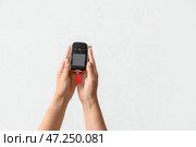 Женские руки с глюкометром и каплей крови на светлом фоне. Концепция диабета. Стоковое фото, фотограф Pixel_shot / Фотобанк Лори