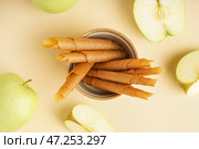 Чаша вкусной яблочной пастилы на цветном фоне. Стоковое фото, фотограф Pixel_shot / Фотобанк Лори